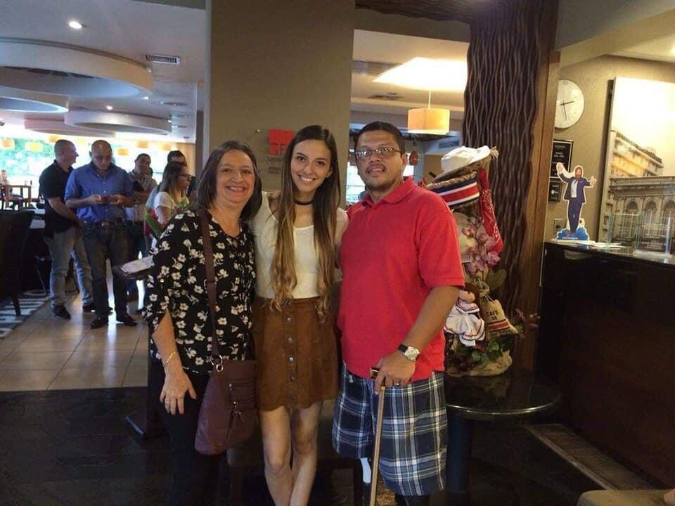 Alexander Fernández Vargas, sufrió un accidente de tránsito el 10 de diciembre del 2011 en Dominicalito por el que perdió sus dos piernas. Actualmente camina con prótesis, maneja carro y hasta es seleccionado nacional de voleibol sentado