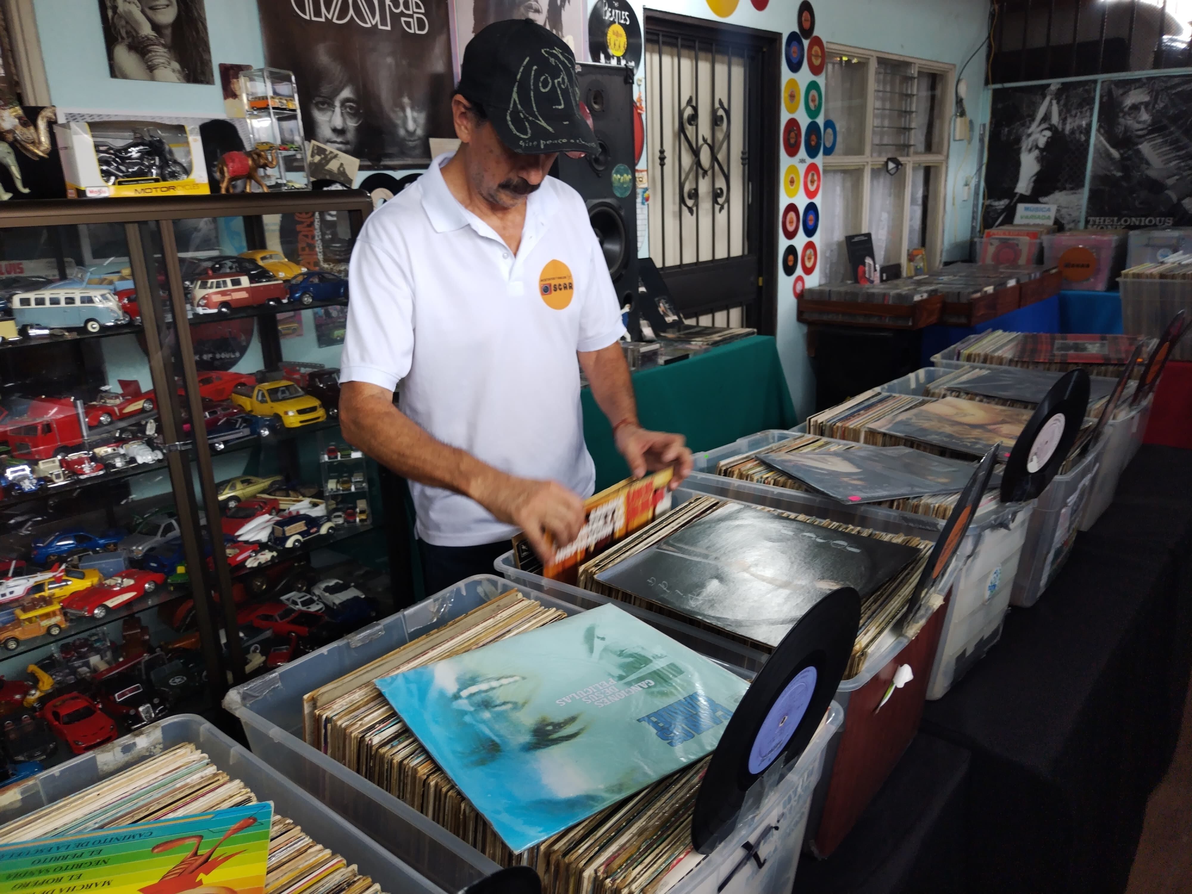 Don Oscar Araya Alvarado, vecino de La Trinidad de Moravia, tienen 64 años y jamás olvidará como ya para 1973, cuando entró al colegio, prefería irse a pie a estudiar para guardar los pases y así los fines de semana poderse comprar un disco de vinilo