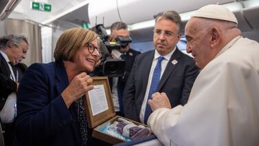 Papa Francisco recibió un regalo muy especial  de Costa Rica en pleno vuelo