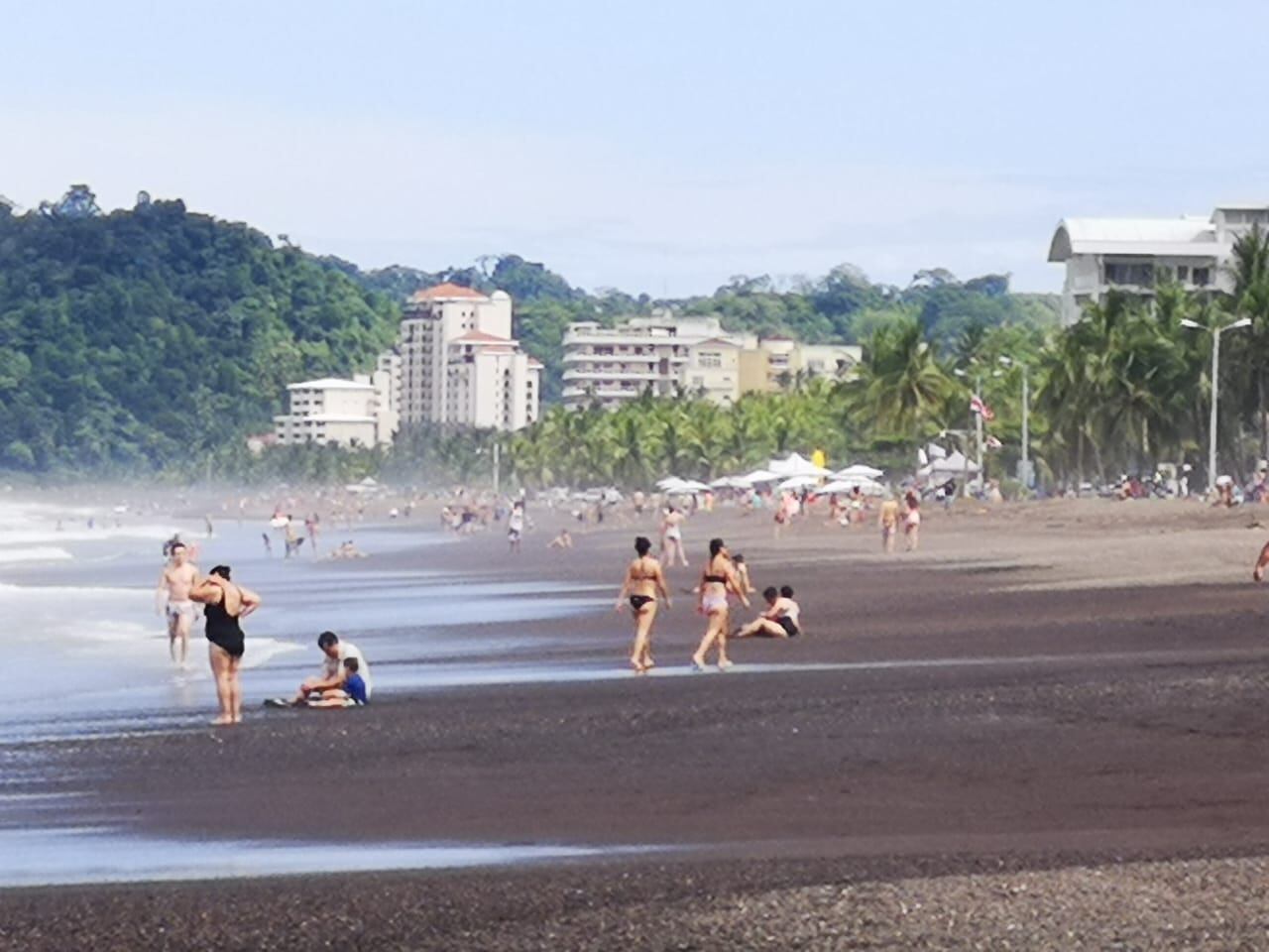 Turistas aprovechan el fin de semana largo del 25 de julio para visitar playa Jacó, en Garabito, Puntarenas. Foto: cortesía de Jorge Castillo.