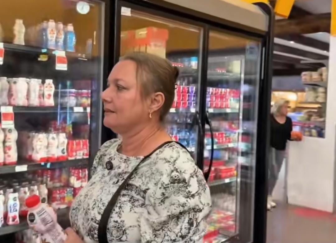 Madre cubana se emociona al conocer un supermercado en México en video viral de TikTok.