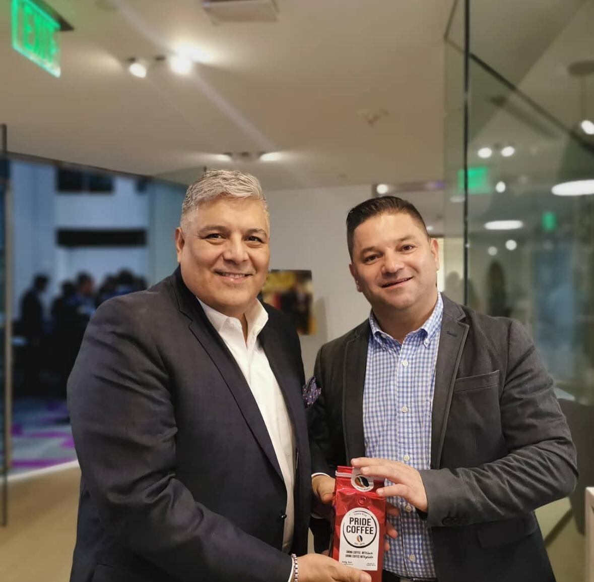 Detrás de cada bolsita de Pride Coffee hay una historia que huele a esperanza, que sabe a justicia y que arde con el fuego del orgullo. La historia la escribe Julio César Calvo Murillo. En la foto con Jorge Giannattasio, vicepresidente de diversidad global de la cadena Hilton