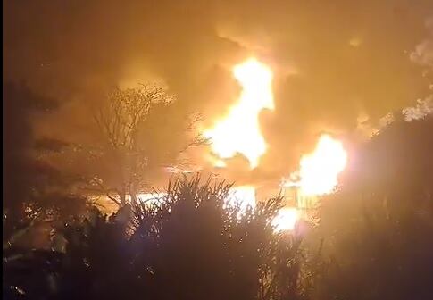 El fuego destruyó 3000 metros cuadrados de la fábrica de colchones.