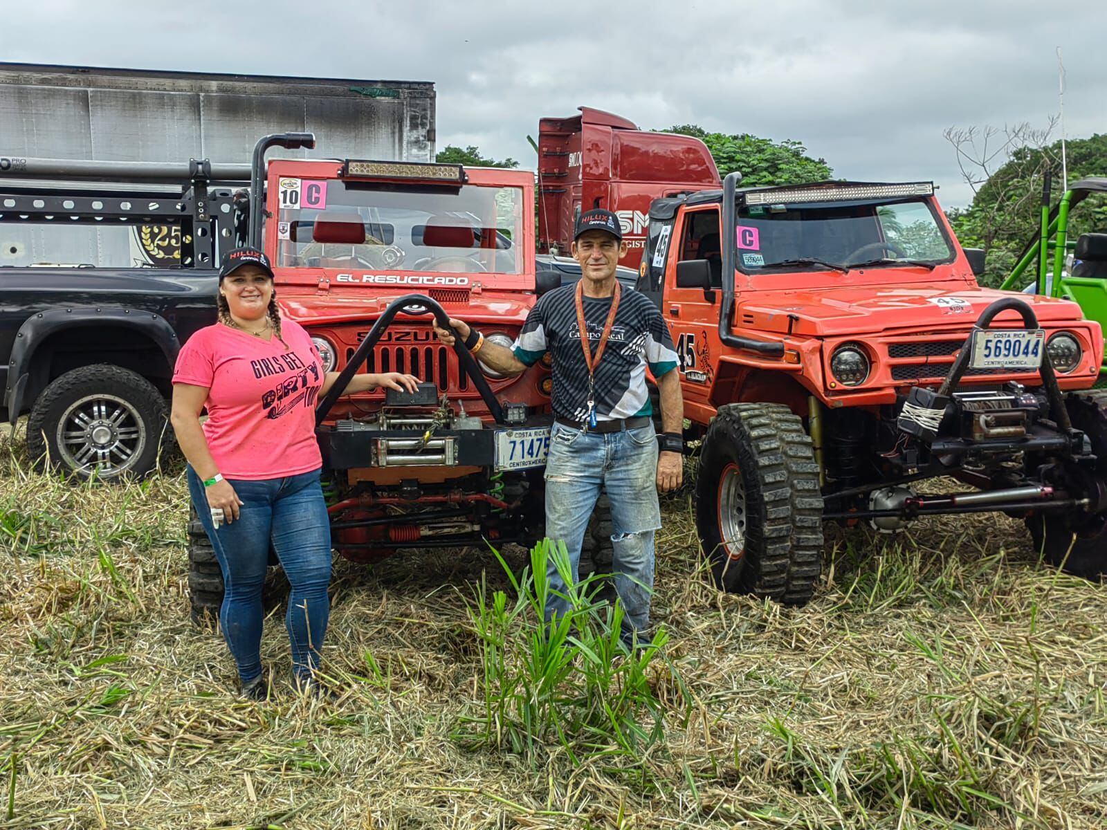 Don Gilbert Camacho y su hija Juliana Camacho la pasan de lo lindo en este Suzuki de 1977. Foto: Cortesía Juliana Camacho