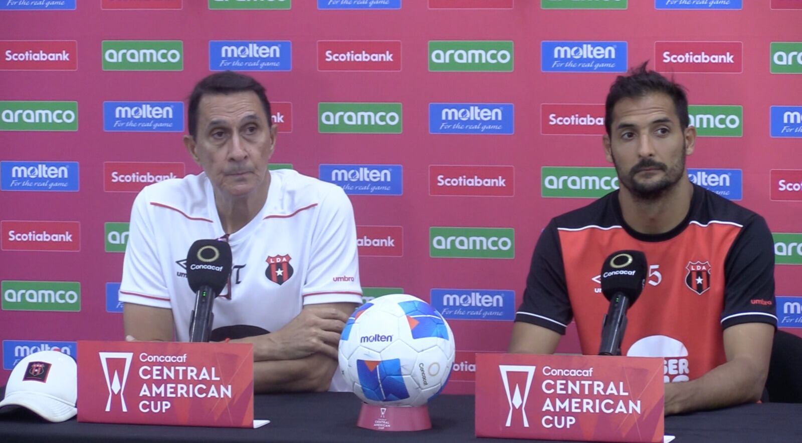 Alexandre Guimaraes y Celso Borges atendieron a los medios de comunicación en El Salvador.