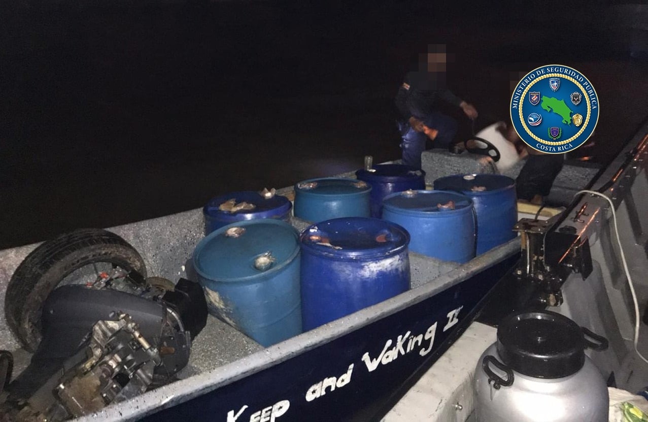 Guardacostas detienen cerca de Isla Uvita a dos colombianos que viajaban en una lancha con ¢57 millones. Foto MSP.