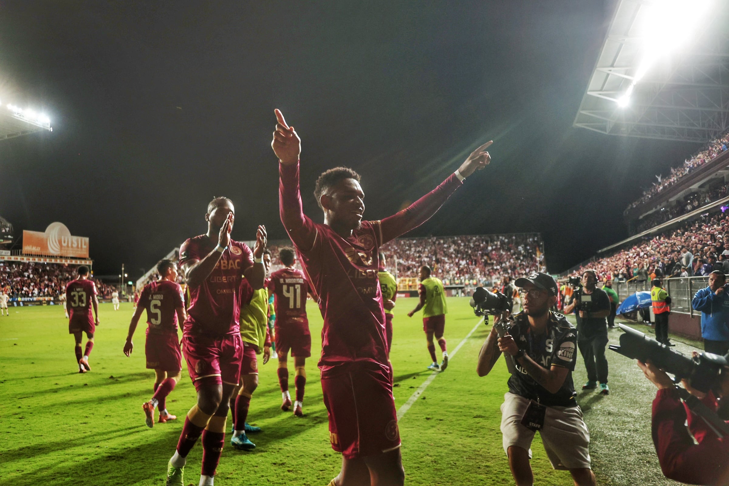 17/12/2025 / partido de ida entre Deportivo Saprissa vs Liga Deportiva Alajuelense por el partido de ida de la final del Torneo apertura de la Liga Promerica 2025 en el estadio Ricardo Saprissa / foto John Durán