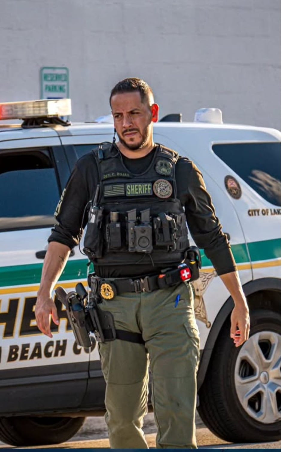 Por más de una década, Carlos Enrique Rojas Sanabria vivió en Estados Unidos a la sombra, sin papeles, sin poder estudiar ni aspirar a un empleo formal, hoy día, en el 2025, logra ser hasta guardaespaldas de Donald Trump.