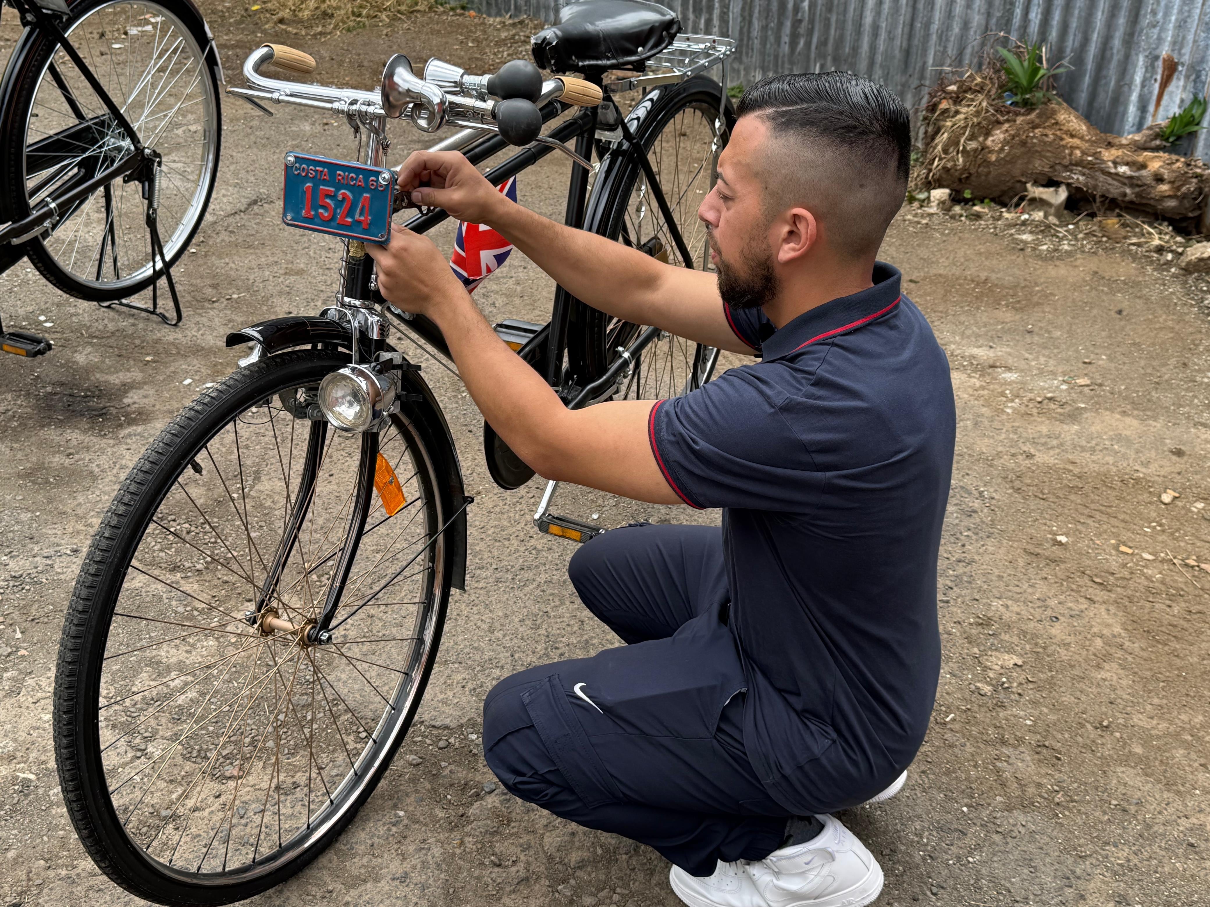 Alajueliteño Ángel Núñez maneja dos bicicletas que tienen placas metálicas las cuales son un recuerdo de la época en que las bicicletas también debían estar inscritas para circular por Costa Rica.