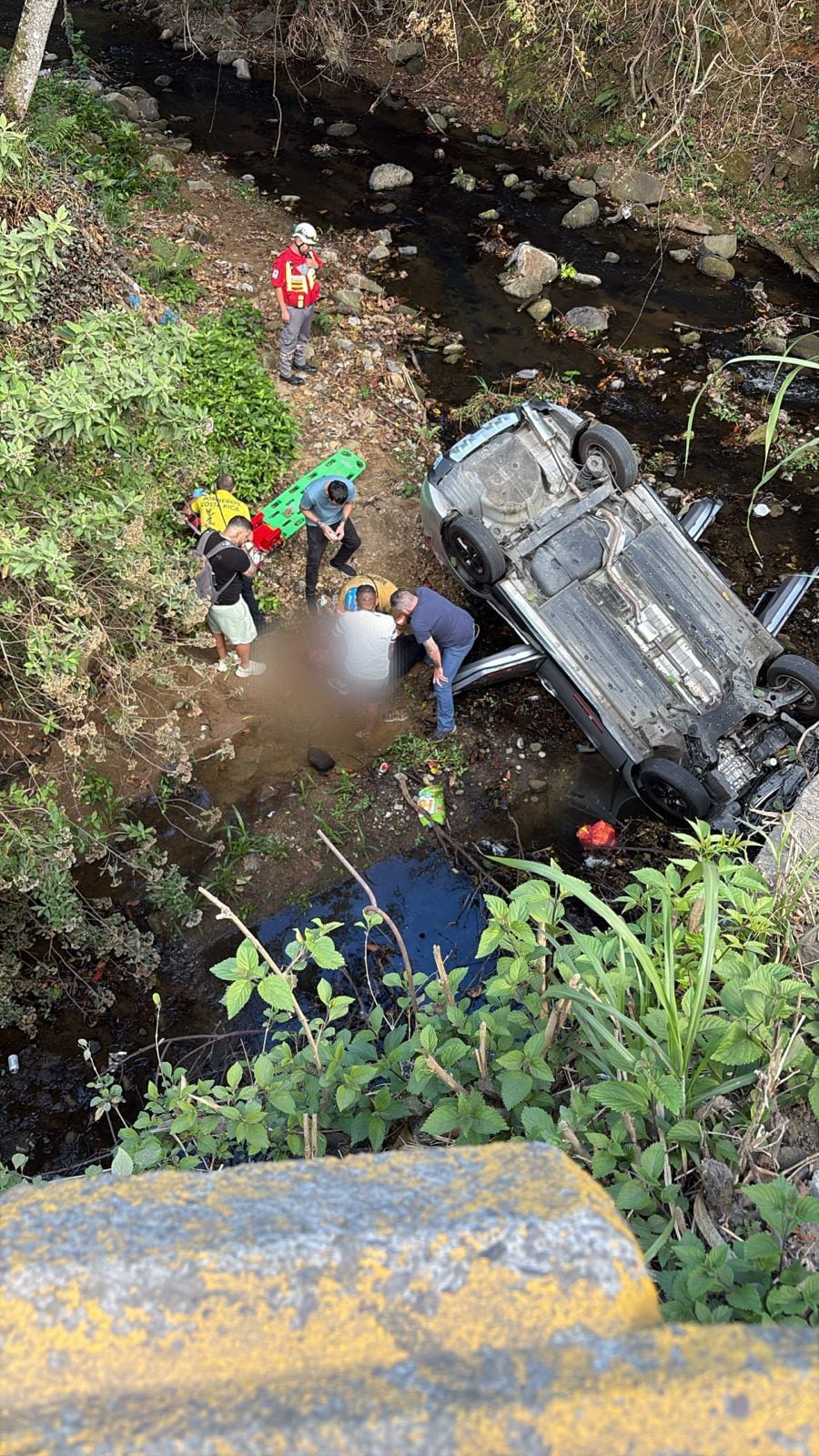 Un conductor vivió lo que muchos califican como un verdadero milagro luego de un aparatoso accidente ocurrido en el puente sobre el río Jorco, en Desamparados. Foto: Bomberos