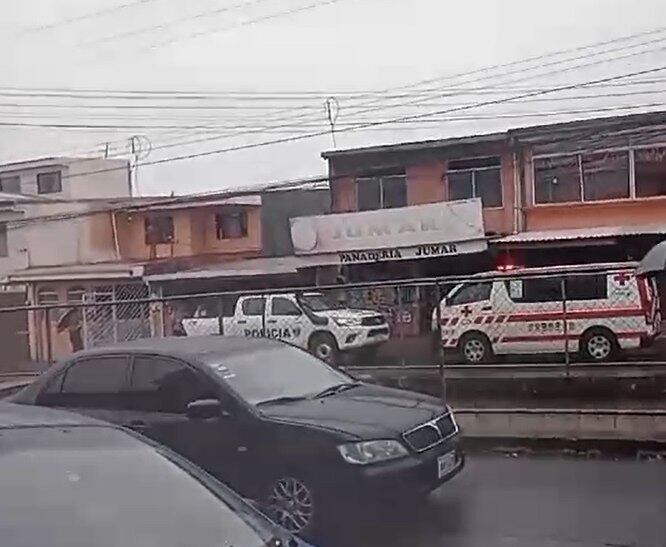 Los ahora fallecidos quedaron tendidos afuera de un comercio. Foto Progreso Paraíso.