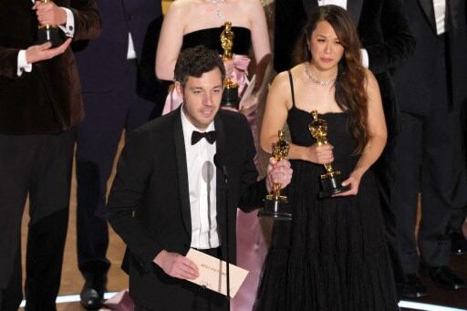 Elenco de la película Anora recibiendo el premio Óscar.