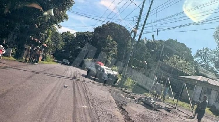 Un choque entre un carro y una motocicleta en Tambor de Alajuela terminó con la muerte del motociclista, el domingo 18 de octubre del 2026. Foto: ANI