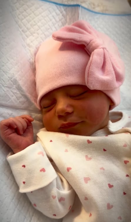 Gabriela Durán y Kevin Barrantes, experiodistas de Teletica, ya tienen a su hija Victoria entre sus brazos tra su nacimiento este 16 de diciembre.