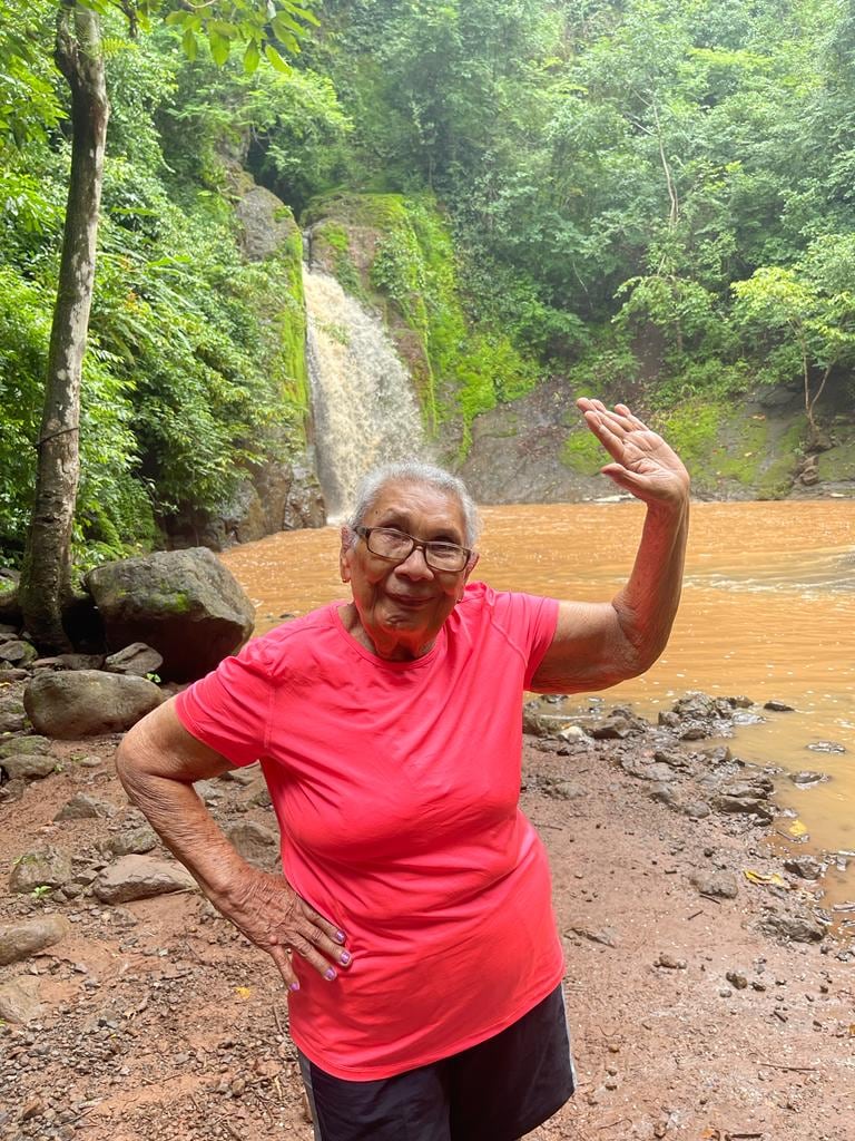 El Centro Diurno de Atención al Adulto Mayor Los Años Dorados, del josefino barrio Cuba, se puso sus mejores trajes y se llenó de alegría para fesejarle a doña Susana Filomena Cruz Vanegas sus 100 añitos de edad