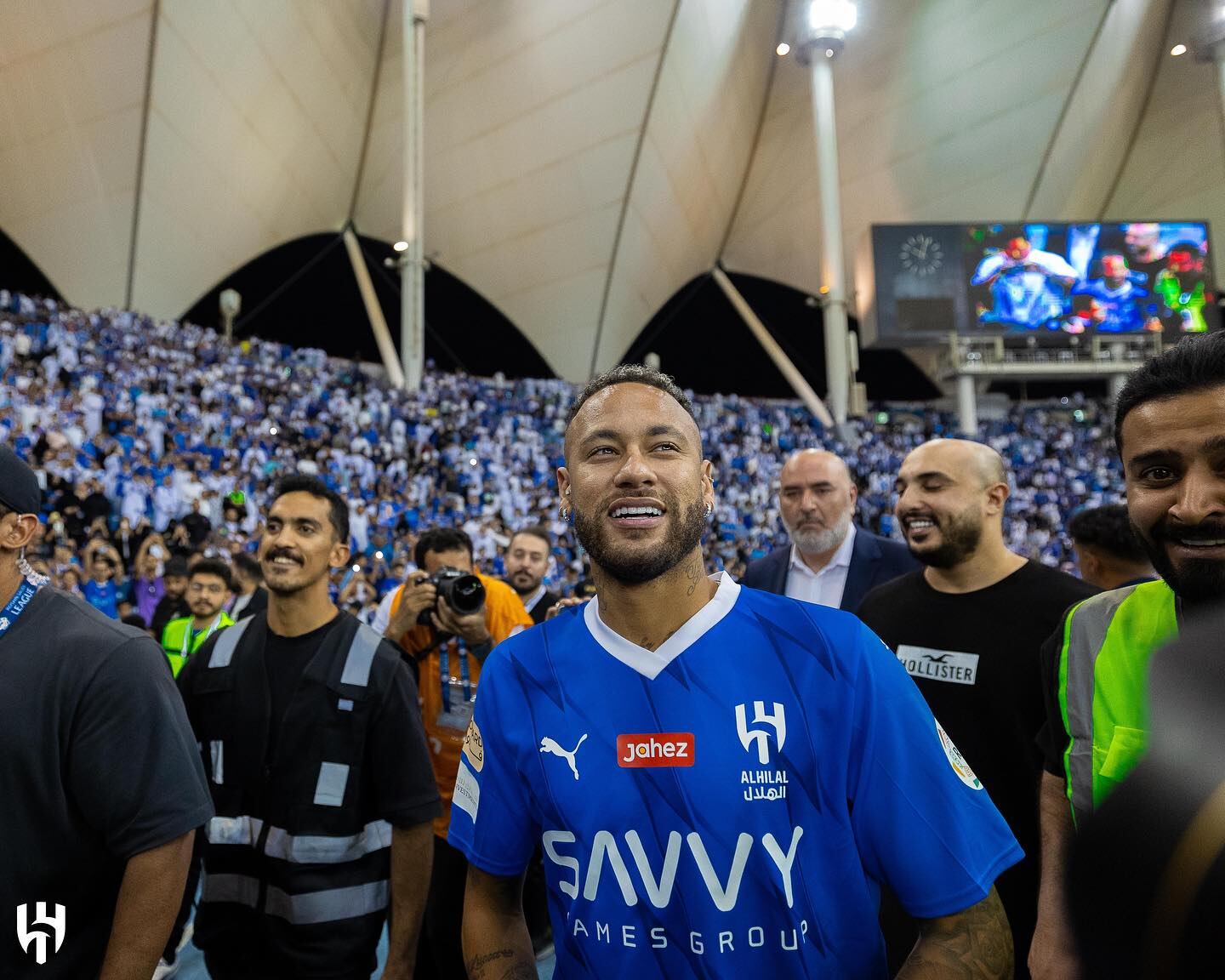 Neymar se mostró sorprendido por el montón de aficionados que le dieron la bienvenida con el Al-Hilal.