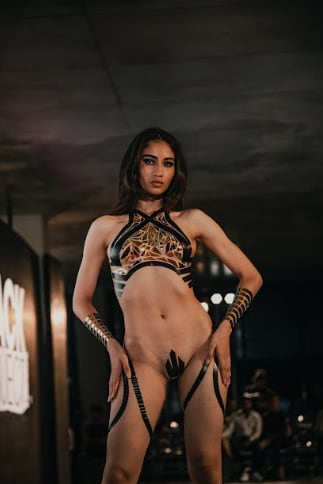 Karina Ramos presentó la sensual pasarela de Joel Álvarez con su Black Tape Project.
