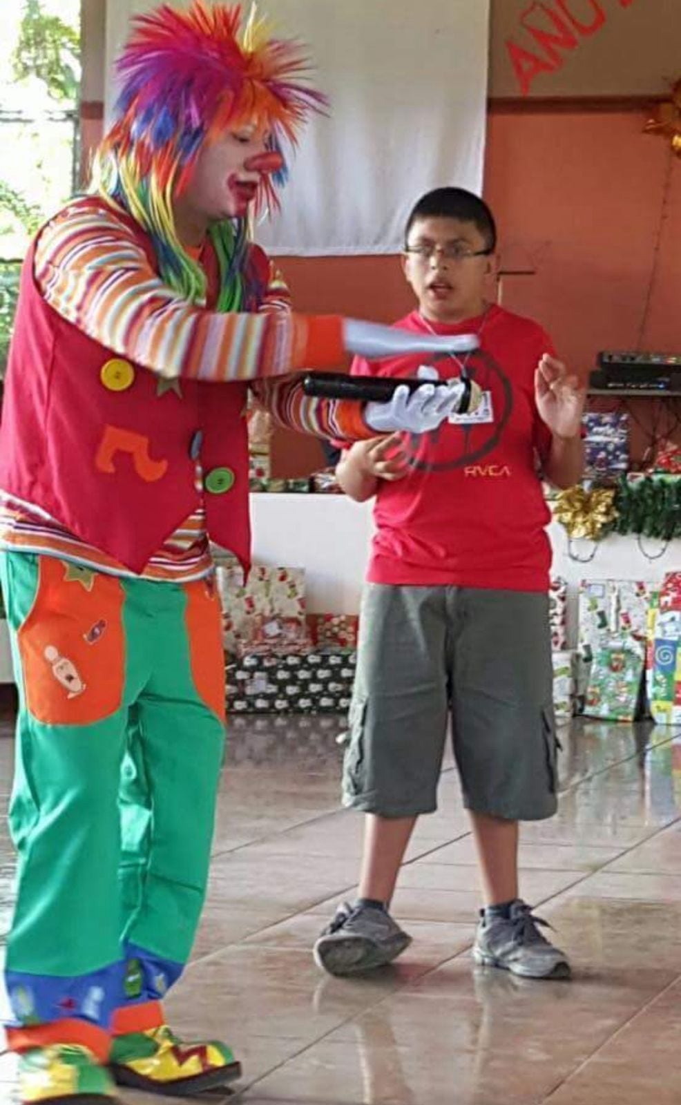 Tras 7 años durmiendo en las calles, lleva 15 como el payasito “Pillín” regalando sonrisas navideñas a niños que en verdad lo necesitan. ES la historia de don Geovanny Rodríguez Ramírez