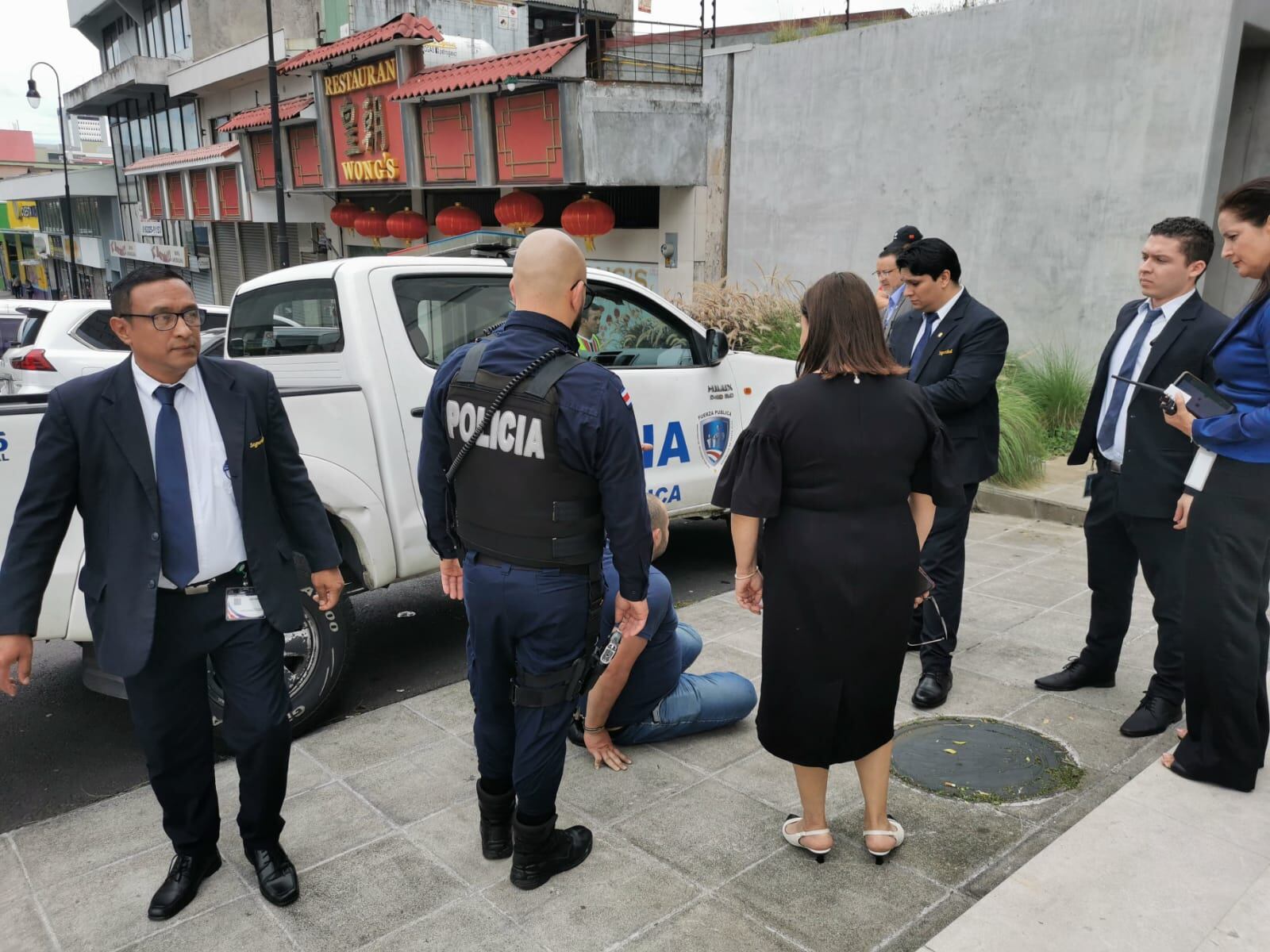 Hombre se metió a la Asamblea Legislativa, se quitó la camisa y armó un alboroto. Rocío Sandí.