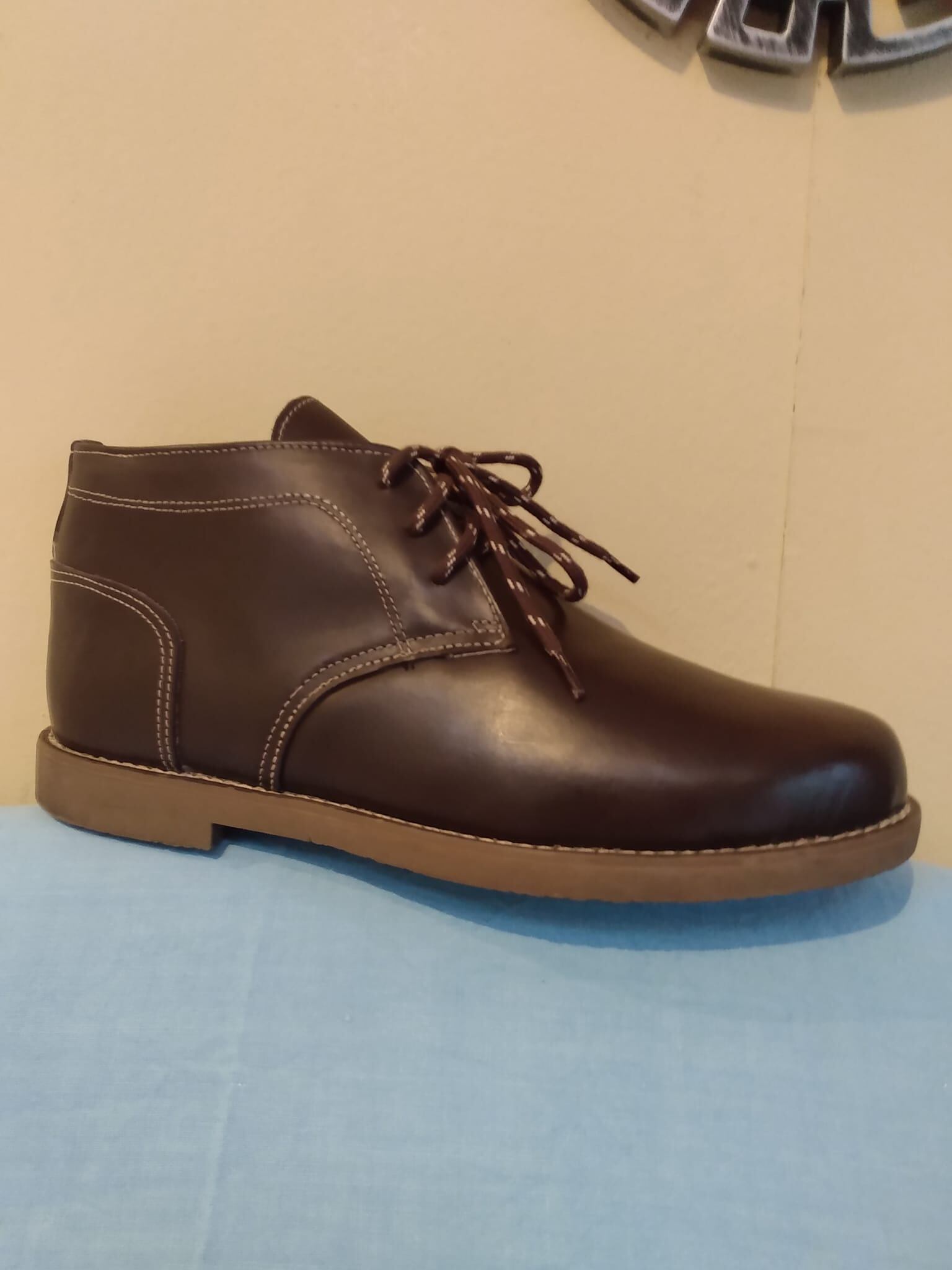 Enrique Guadamuz abrió su zapatería en Costa Rica