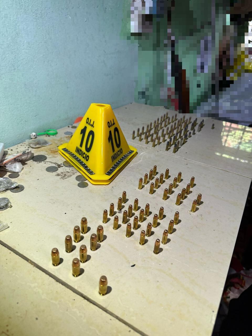 Con armas y municiones de guerra es como el OIJ de Guápiles detuvo a cuatro hombres y una mujer sospechosos de pertenecer a una banda que disputa territorio narco, se trata de un remanente de Castrol. Foto: OIJ