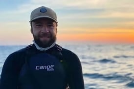 Reconocido surfista brasileño lucha por su vida tras ser atravesado en el corazón por un pez en Costa Rica