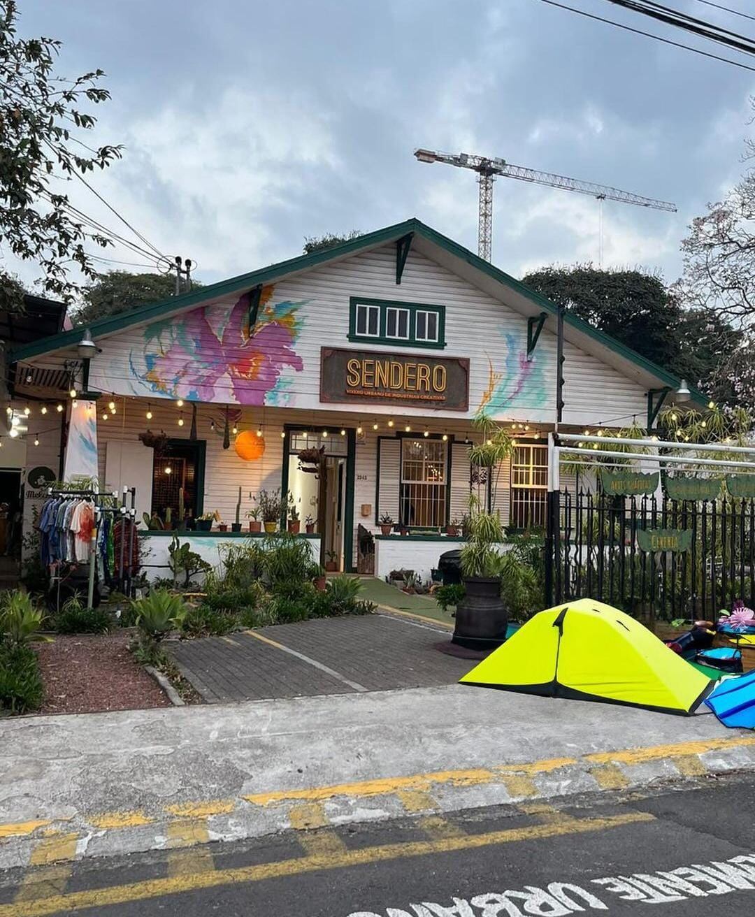 Una imagen de la Virgen de los Ángeles se realiza en Barrio Escalante. Instagram.