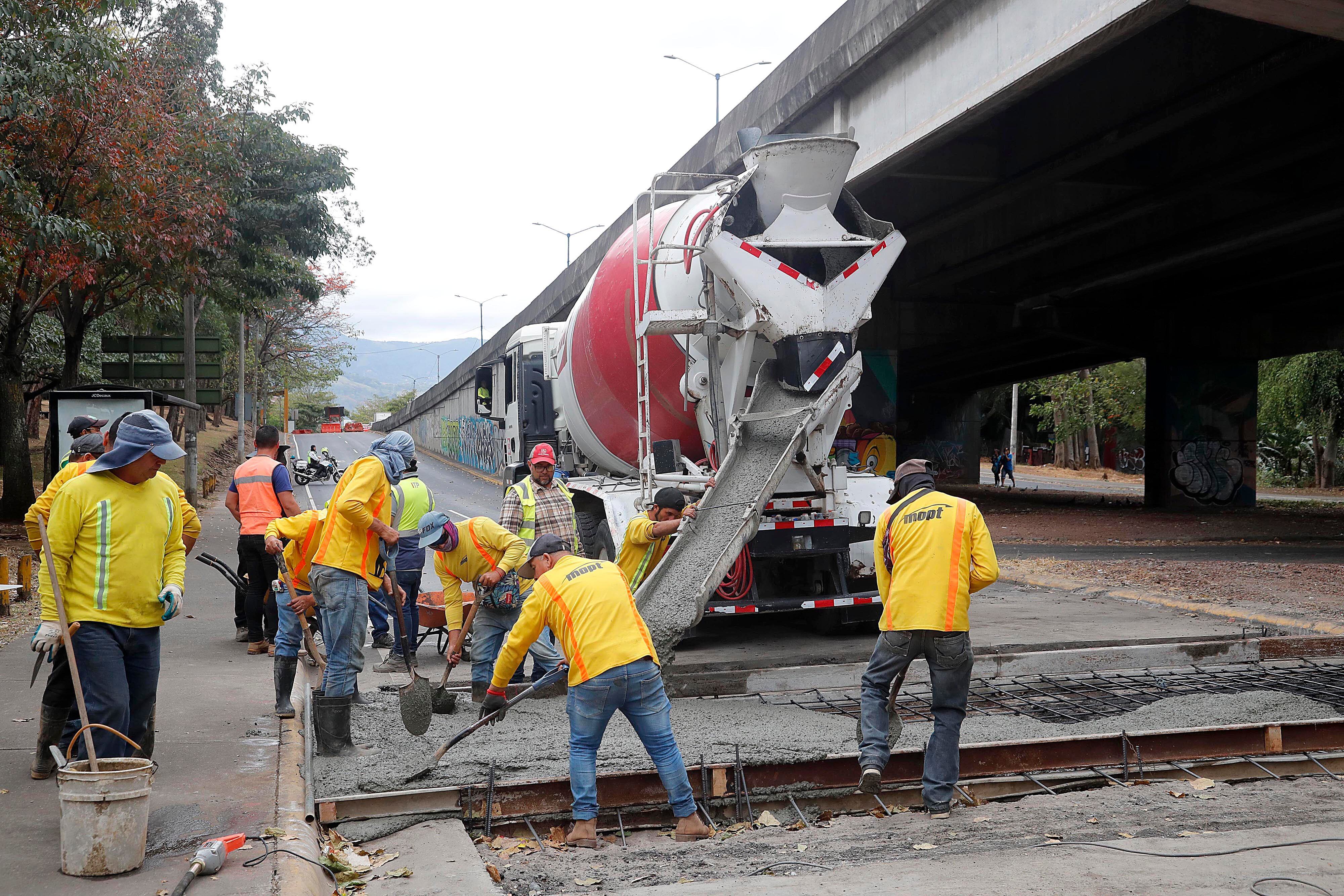 29/09/2023 Parque de La Paz. Una cuadrilla del Ministerio de Obras Públicas y Transportes (MOPT) trabajaba este lunes por la tarde en la construcción de un paso peatonal, 50 metros al sur de la rotonda, como alternativa para los transeúntes que se quedaron sin el puente peatonal, que estaba a unos 150 metros y que debió ser removido luego tras desplomarse.