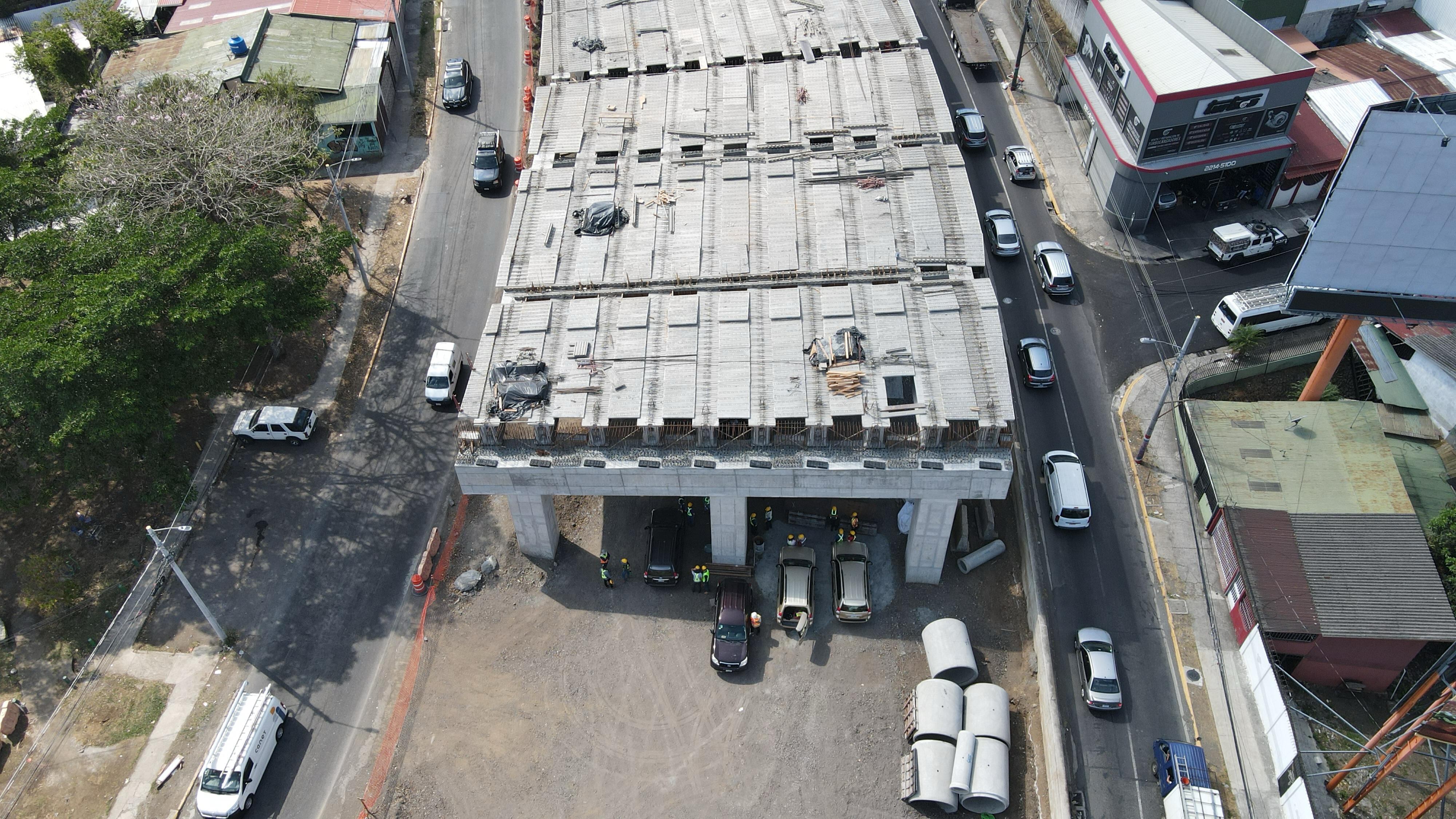 Entre la noche del lunes 29 de abril y el amanecer del domingo 5 de mayo, se realizará la colocación de las 20 vigas restantes en el paso elevado que se construye entre Hatillo 3 y 4, sobre la ruta de Circunvalación