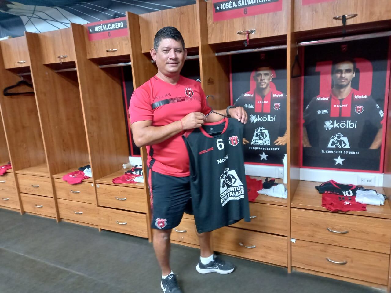 Wálter Rodríguez, utilero de Alajuelense, cumplió 30 años en la institución.