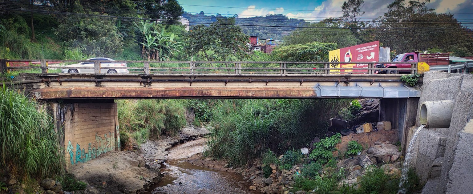 Trabajos en el puente sobre el río Cañas
