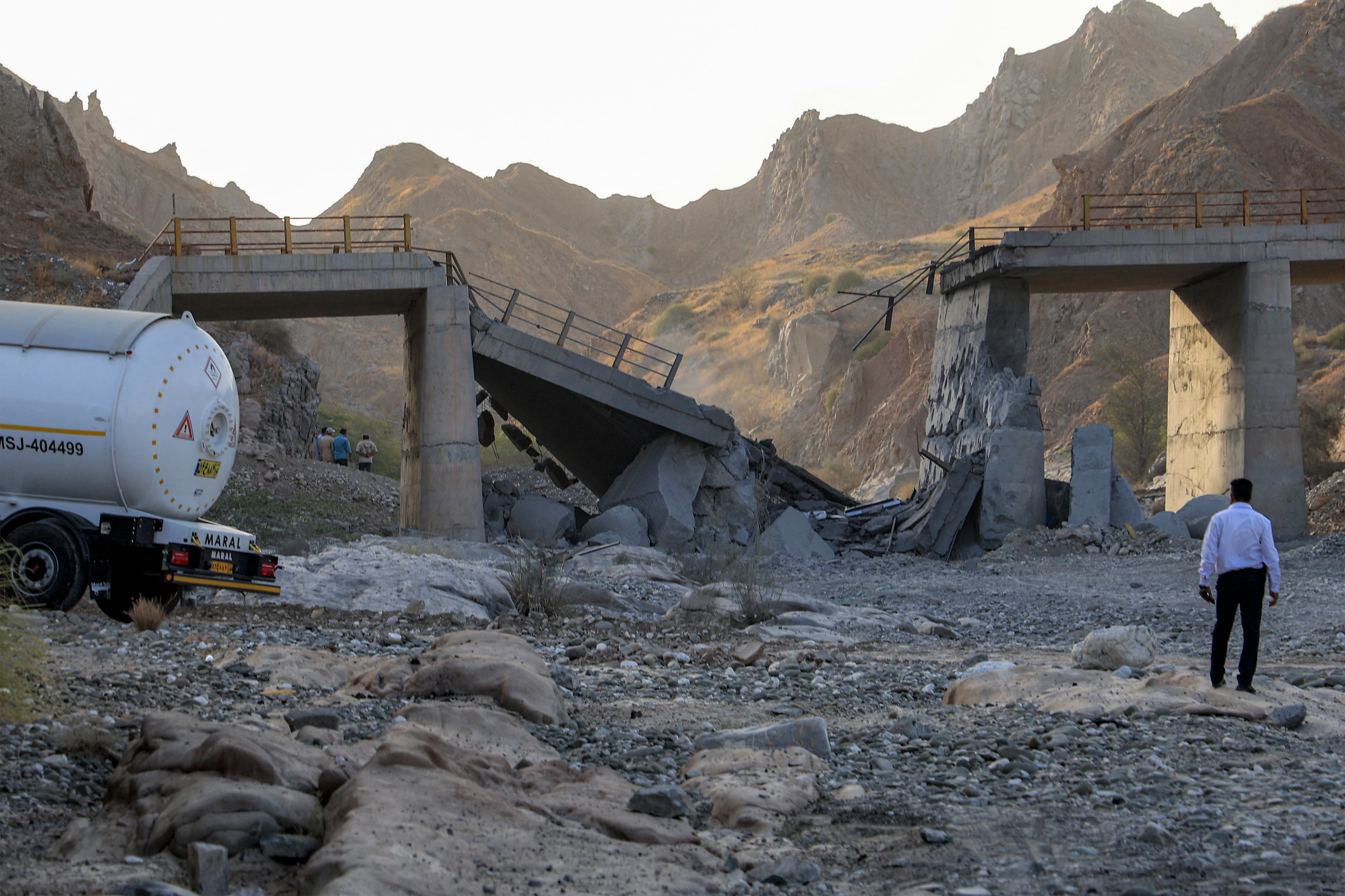 En la imagen, tomada el 18 de julio de 2026, se observa un puente gravemente dañado por un ataque estadounidense en la carretera que conecta Roudan y Bandar Abbas, en el sur de Irán. Estados Unidos atacó Irán el 17 de julio, y Teherán acusó a las fuerzas estadounidenses de atacar objetivos civiles, lo que provocó amenazas iraníes de represalias contra la infraestructura regional. La batalla por el estratégico estrecho de Ormuz ha reavivado la guerra en Oriente Medio, y ambos bandos han intercambiado disparos durante seis días consecutivos.