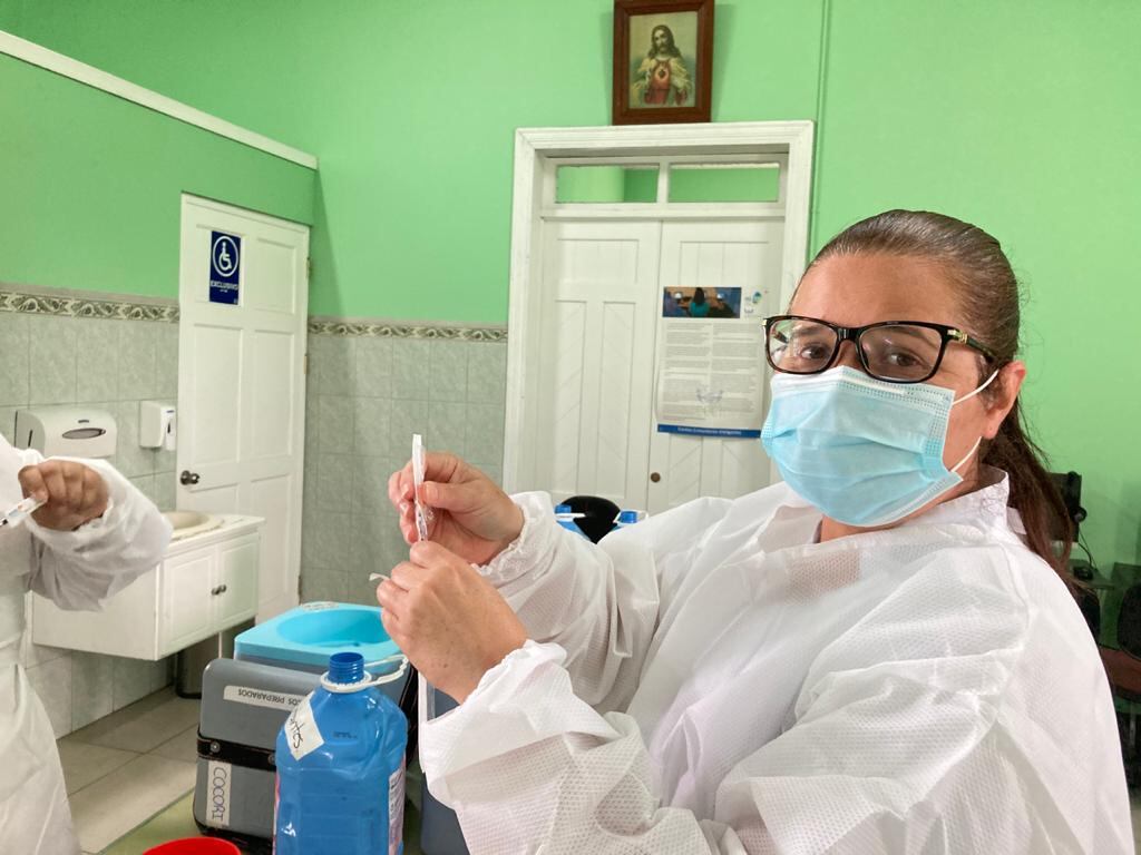 Yendry Aguilar Estrada, de 29 años, Miriam Álvarez Marín de 46 años y Marjorie Camacho Alvarado de 40 años. Las tres son asistentes técnicas de atención primaria en salud (ATAPS) del área de salud Cartago, son el trío dinámico que vacuna