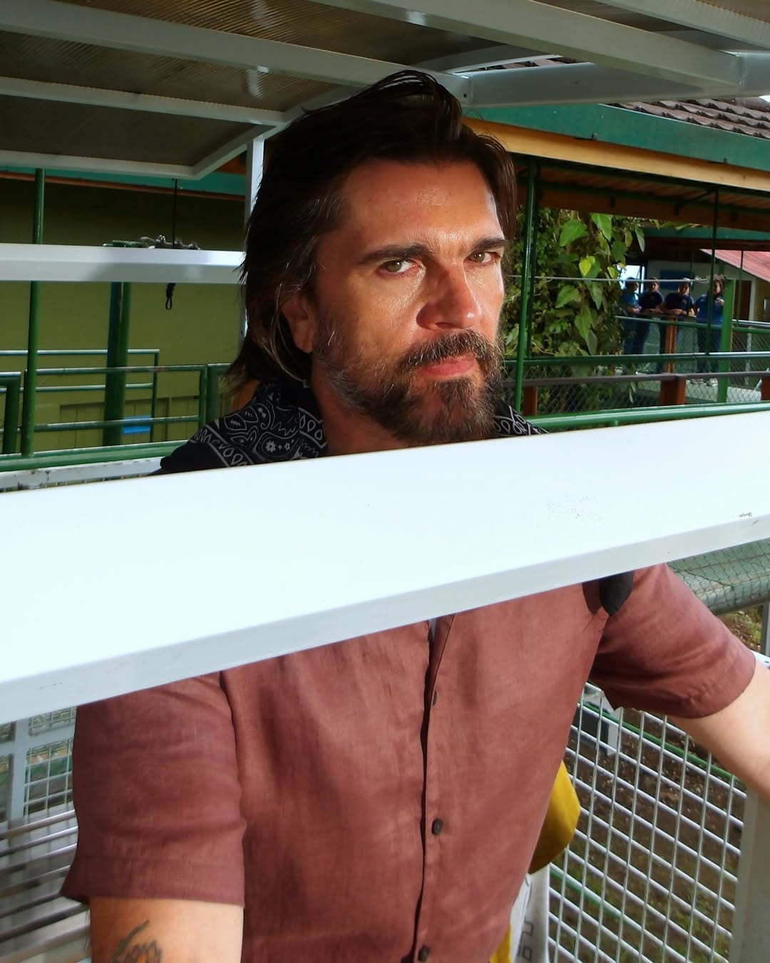 Juanes en el detrás de cámaras de su tema "Hagamos que", que grabó en Limón, Costa Rica.