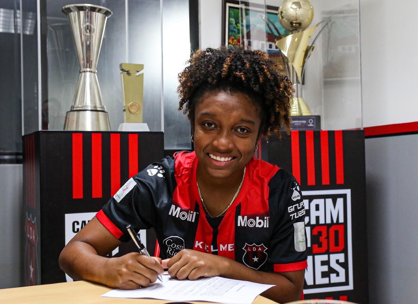 Marta Cox, renueva con Alajuelense