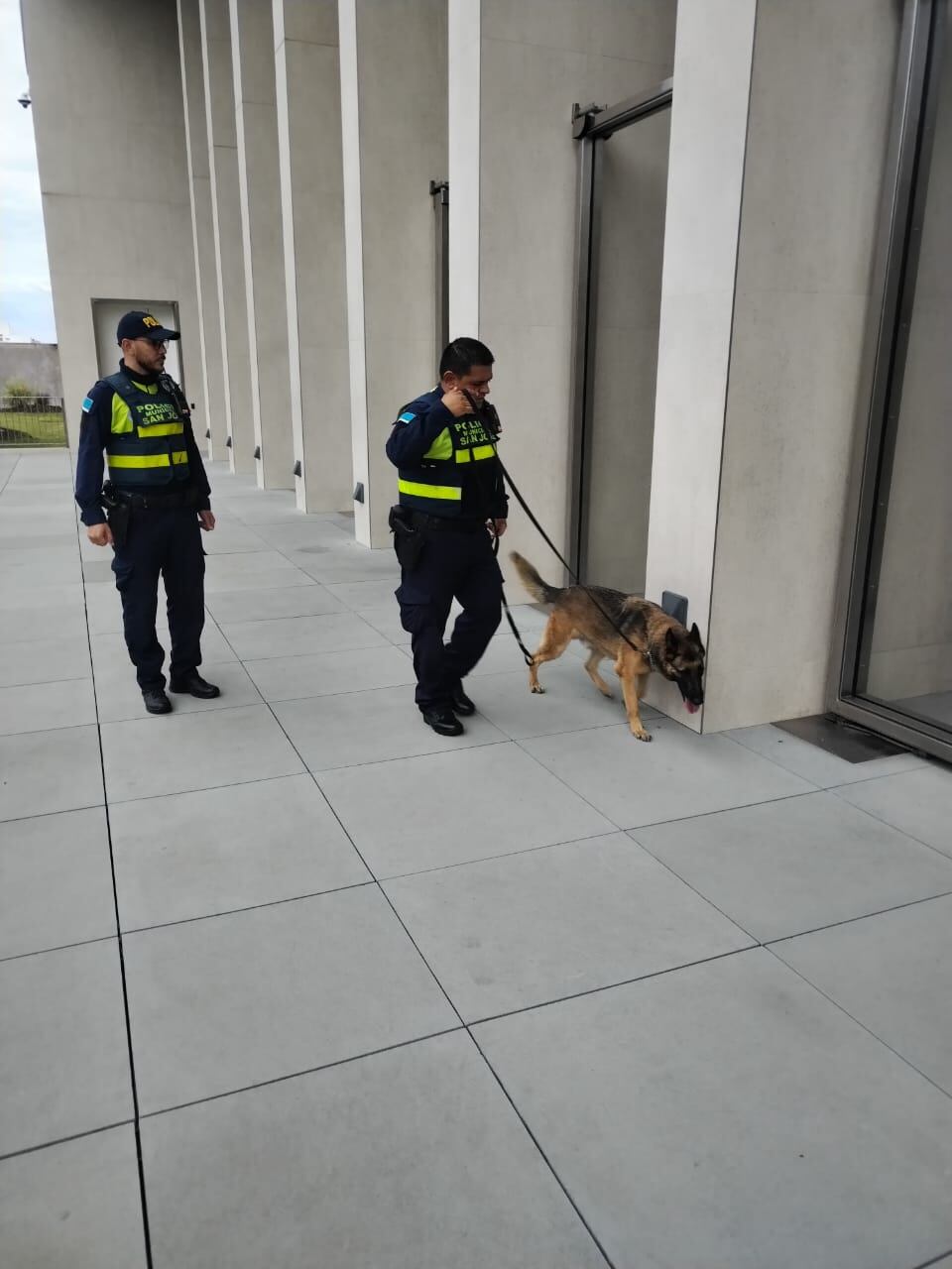 Desde antes de las seis de la mañana ya Seven andaba en los alrededores del edificio de la Asamblea Legislativo poniéndole duro al bretecito, feliz de la vida.
