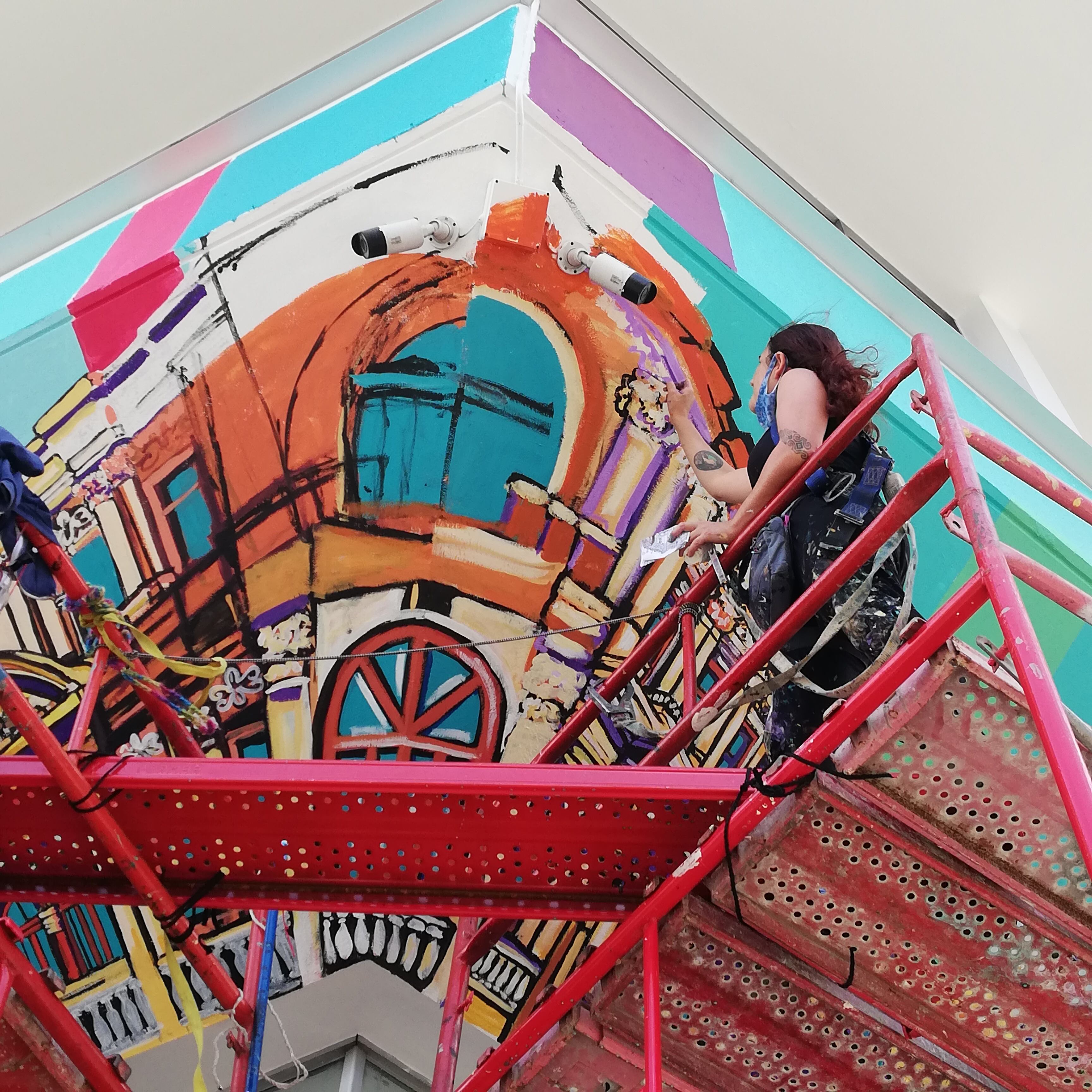 La artista costarricense, Carolina Rodríguez Herrera, está encargada de pintar lo mejor del San José de ayer y hoy en las paredes de la fachada del edificio Teresa que se ubica en barrio Amón. Le ayuda en la obra otra artista tica, Laura Chevez.