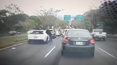 Video muestra peligroso robo a conductor que llevaba la ventana abierta cerca del parque de La Paz