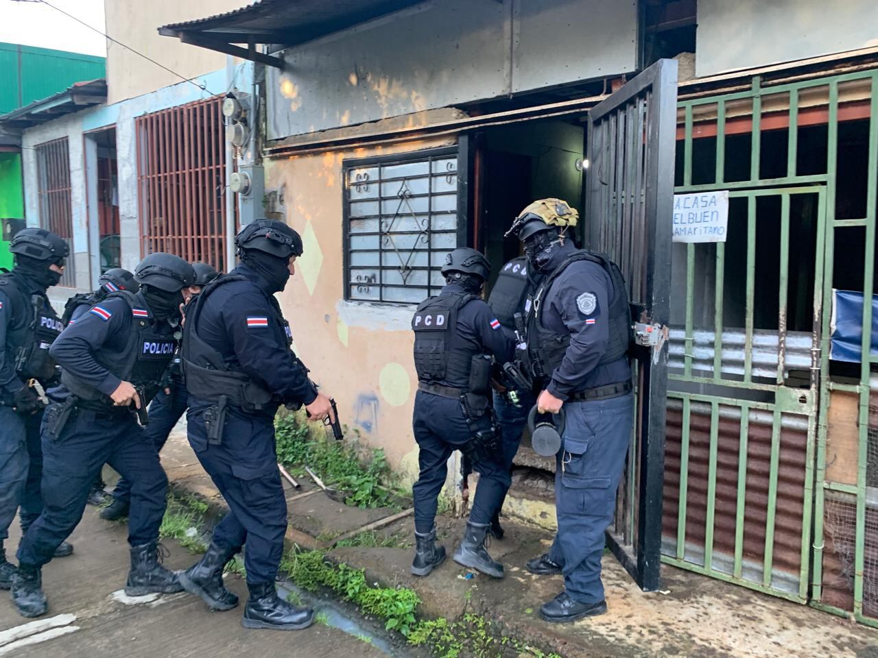 La Policía de Control de Drogas (PCD) sacudió a los vecinos de Copán, en Montecillos, Alajuela al realizar cuatro allanamientos en este sitio. Foto: MSP