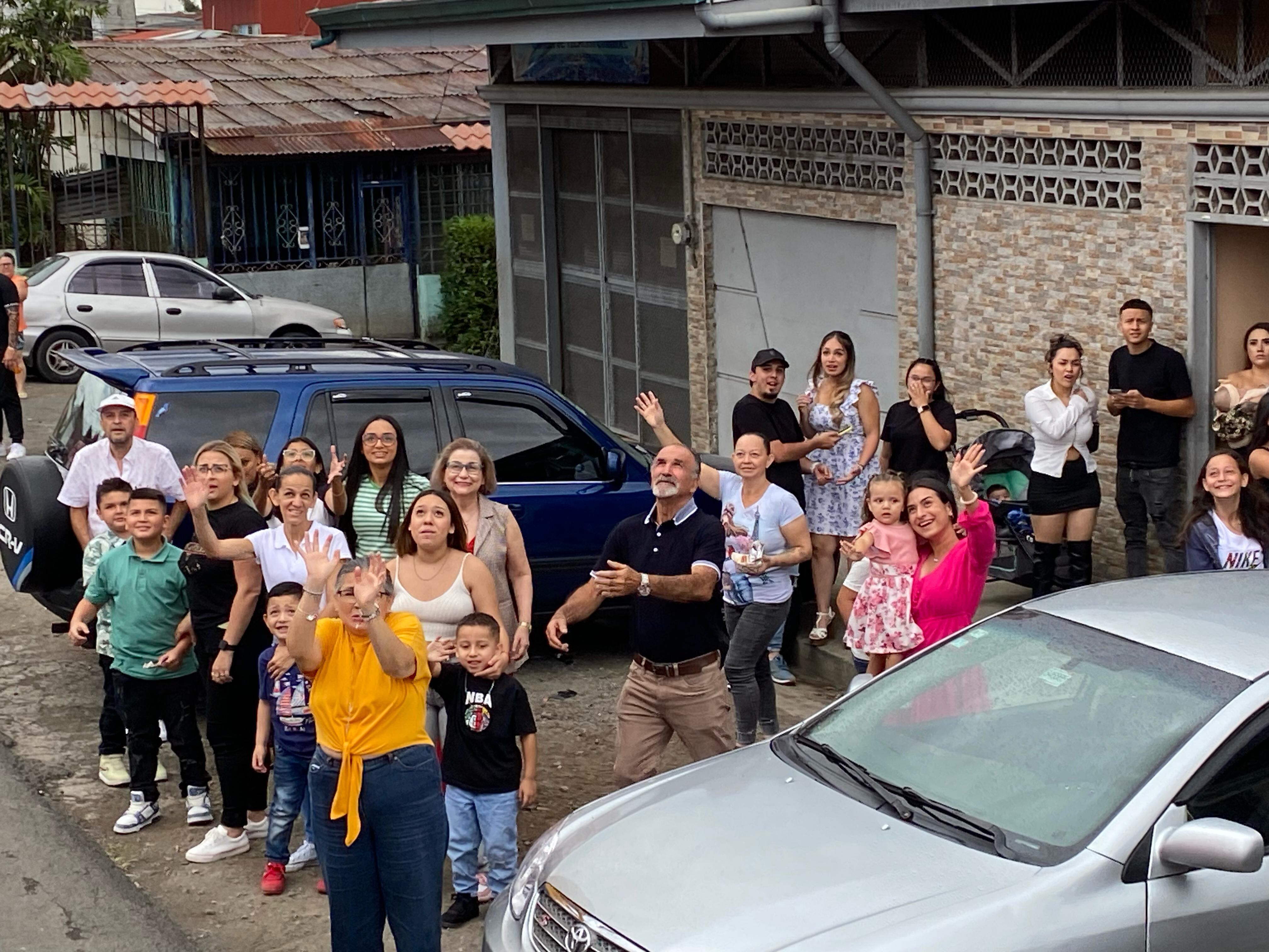 El padre Sergio Valverde hizo la tradicional caravana de Resurrección “El Vive”.