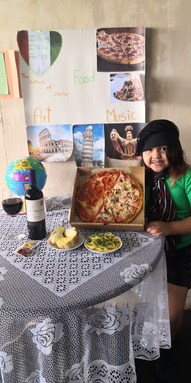 Los 18 alumnos del centro educativo Love at Work International Christian School de Alajuelita, estaban que no cabían de contentos cuando tuvieron que cumplir con la tarea para la celebración del 12 de octubre, Día de las Culturas, porque les tocó vestirse, cocinar y aprender tradiciones y cultura del país que ellos mismos decidieran.