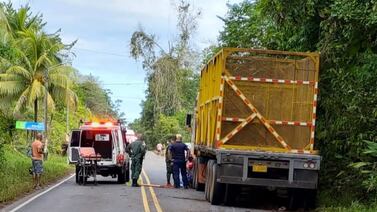 Bebé de 3 años grave al ser atropellado por camión