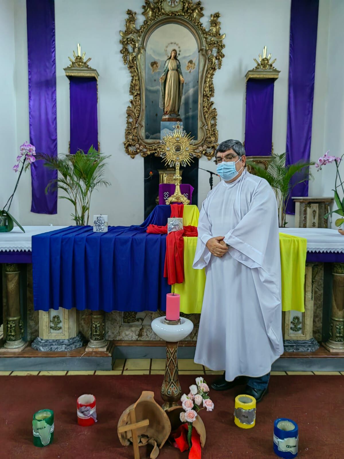 La parroquia de barrio Cuba en San José, Nuestra Señora de la Medalla Milagrosa, cubrió su altar con la bandera de Ucrania para que, en la Hora Santa de este jueves 3 de marzo, se rece por la paz mundial. En la foto, el padre Ignacio Enrique Marín Artavia, cura párroco de la Medalla Milagrosa