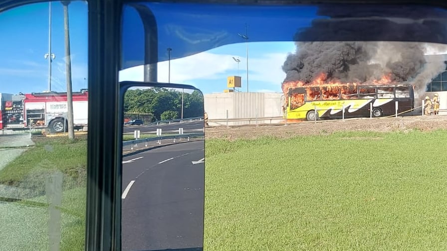 Llamas consumieron por completo un autobús que andaba en carretera, la situación ocurrió en Río Segundo de Alajuela. Foto: Cortesía para LT