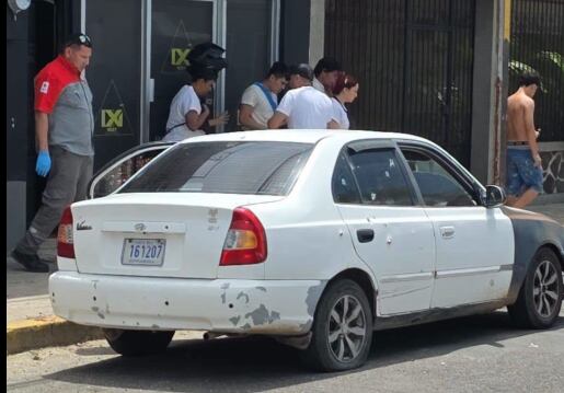 El hombre fue atacado cuando viajaba en este carro. Foto Facebook.