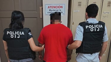 Detienen a hombre que habría “robado” placas que tráfico le acababa de quitar en Limón