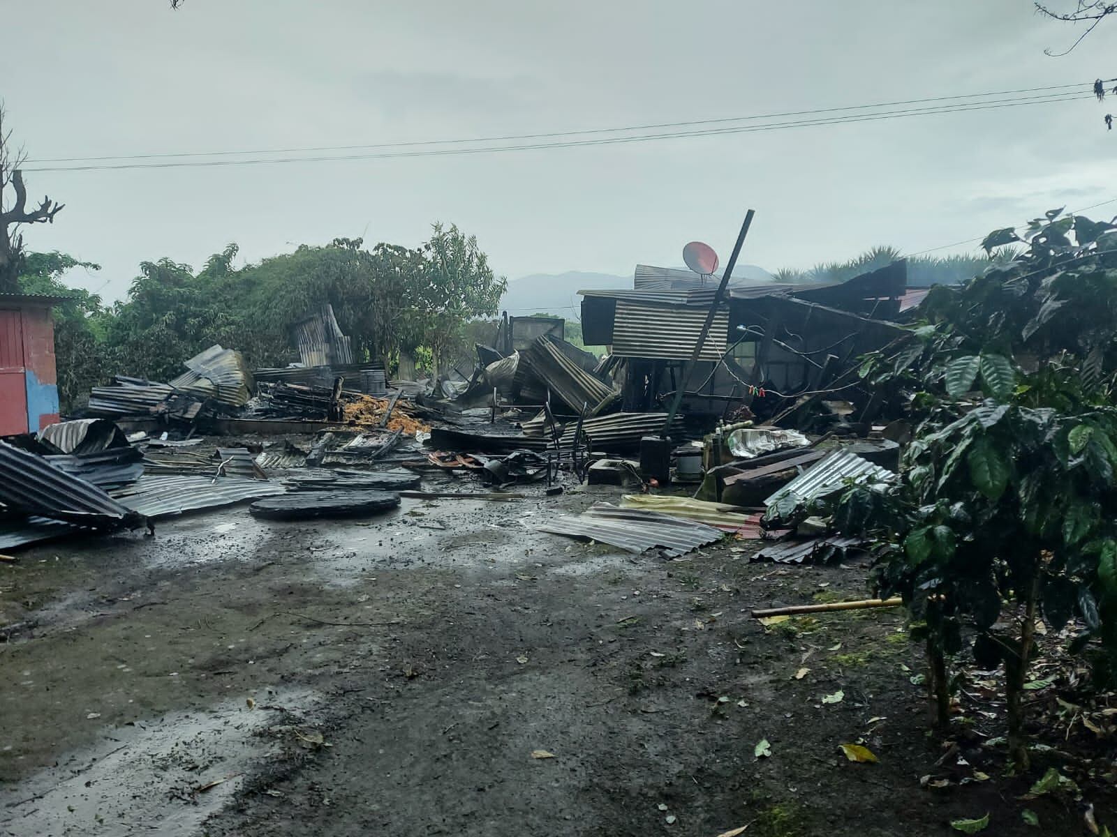 Familia lo perdió todo por incendio en Moravia. Foto cortesía Fabián Fernández.