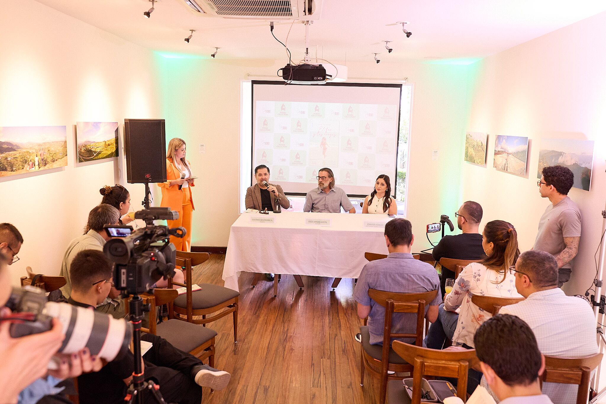 El escritor costarricense, Jesús Guillermo Vargas Garita (conocido como J.G. Vargas), no sale del asombro porque una novela que escribió hace 26 años vuelve a los estantes de una librería. La novela se llama: El feo y los ciegos