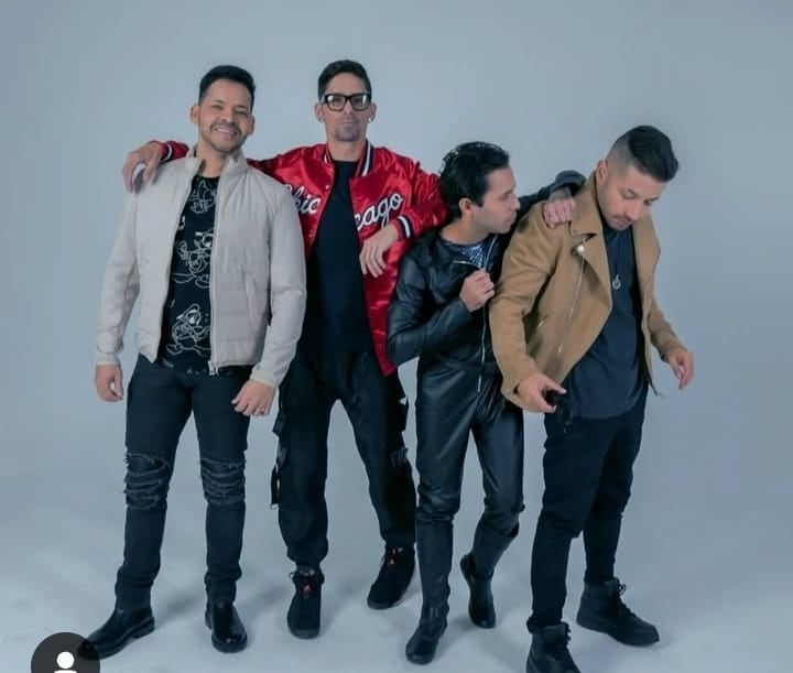 Varios artistas del grupo Salserín El Reencuentro.