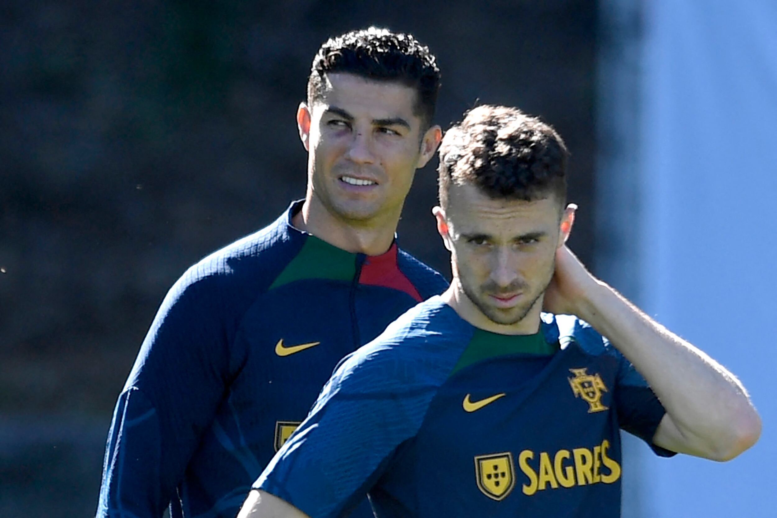 Los jugadores de la selección nacional de Portugal, el delantero Cristiano Ronaldo (izq.) y el delantero Diogo Jota, en un entrenamiento en la víspera del partido de la Liga de Naciones de la UEFA entre Portugal y España, en el Estadio Municipal de Braga el 26 de septiembre de 2022. Fotografía: